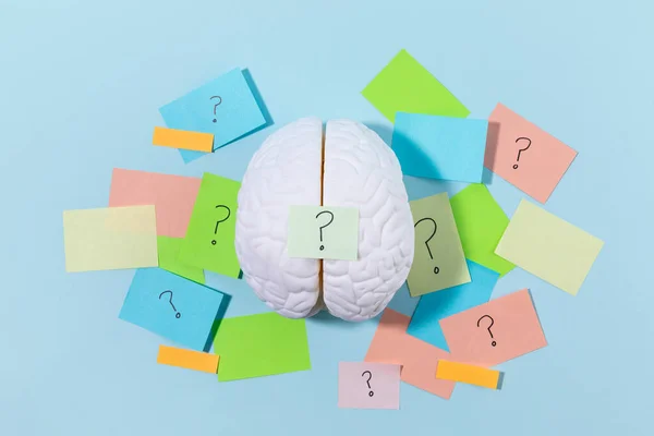 脳の健康と認知症のシリーズ 疑問符と脳のミニチュアのノート — ストック写真