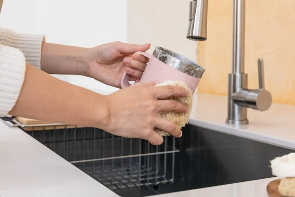 Przyjazne Dla Środowiska Nawyki Gest Dłoni Umyć Umywalkę Ekologicznej Gąbki — Zdjęcie stockowe