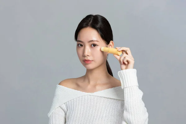 美丽的年轻的韩国亚洲女子肖像工作室照片在冬季皮肤美感与化妆品的概念中 应用了多重按摩棒 — 图库照片