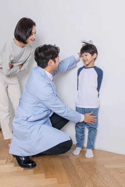 Κορεάτικο Ασιατικό Παιδί Στην Κλινική Έννοια Συμβούλου Ανάπτυξης — Φωτογραφία Αρχείου