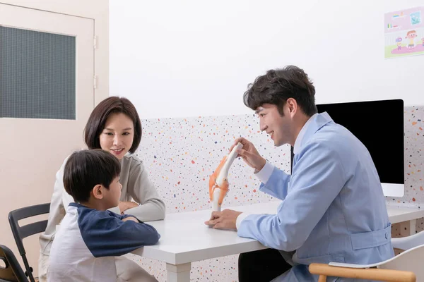 Coréen Asiatique Enfant Dans Clinique Croissance Counseling Concept — Photo