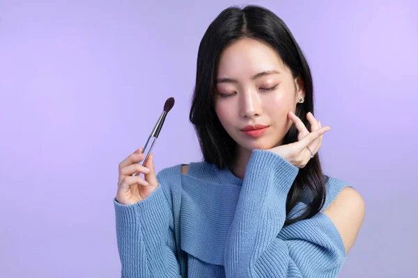 美丽的年轻的韩国亚洲女子肖像工作室照片在冬季皮肤美感和化妆品的概念 拿着刷子 — 图库照片