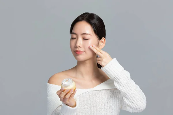 Beautiful Young Korean Asian Woman Portrait Studio Photo Winter Skin — Stock Photo, Image