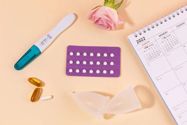 Menstruationsprodukte Für Frauen Verhütungsmittel Kalender Schwangerschaftstests — Stockfoto
