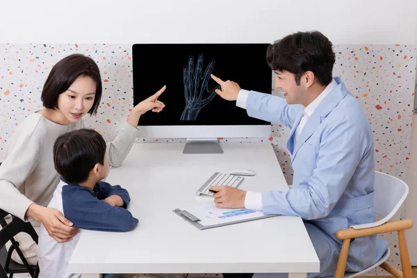 Koreaans Aziatisch Kind Kliniek Groei Counseling Concept — Stockfoto