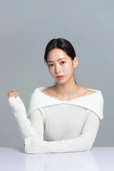 美丽的年轻的韩国亚洲女子肖像工作室照片 冬季皮肤美感与化妆品概念 手部动作 — 图库照片