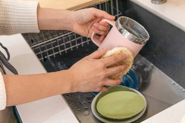 生态友好的习惯手势 用生态友好的海绵洗碗 — 图库照片