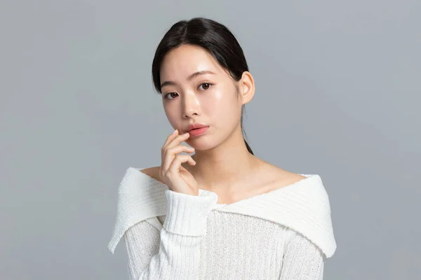 美丽的年轻的韩国亚洲女子肖像工作室照片在冬季皮肤美感和化妆品的概念 担心嘴唇 — 图库照片