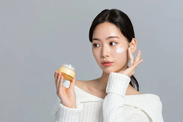 한국의 아름다운 스튜디오 피부의아름다움 화장품 컨셉의 영양가있는 크림을 — 스톡 사진