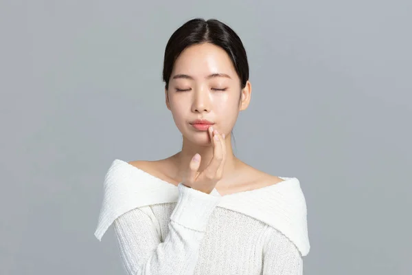 美丽的年轻的韩国亚洲女子肖像工作室照片在冬季皮肤美感和化妆品概念 唇膏护理 — 图库照片