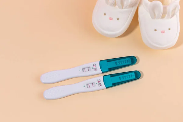 妇女月经用品 妊娠试验机和婴儿鞋 — 图库照片