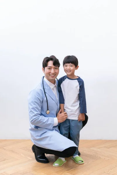 Sonriente Asiático Coreano Niño Médico — Foto de Stock