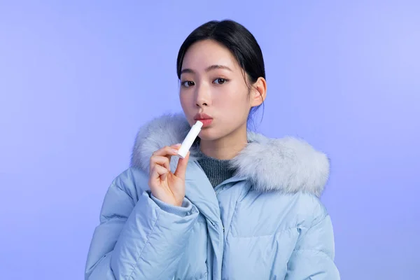 Koreli Genç Bir Asyalı Kadın Portresi Stüdyo Fotoğrafı Kışın Cilt — Stok fotoğraf