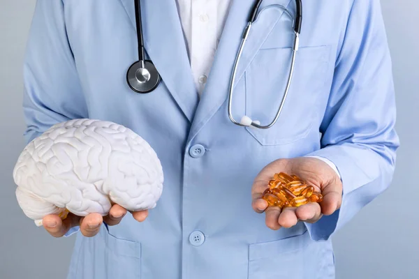 Séries Saúde Demência Cerebrais Docotr Segurando Miniatura Cérebro Ômega — Fotografia de Stock