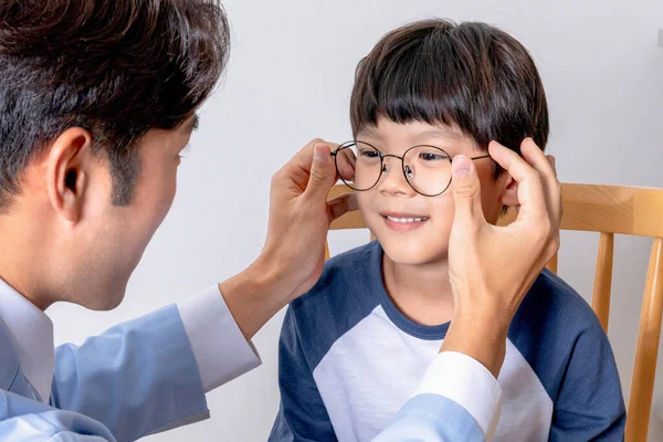 Coreano Asiatico Bambino Oftalmico Clinica Vista Test — Foto Stock