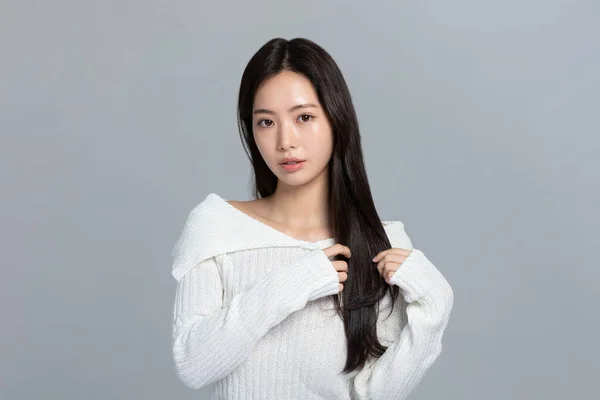 Όμορφη Νεαρή Κορεάτισσα Ασιάτισσα Γυναίκα Πορτρέτο Στούντιο Φωτογραφία Στο Χειμωνιάτικο — Φωτογραφία Αρχείου