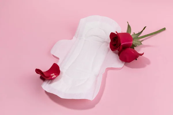 Γυναικεία Εμμηνορροϊκά Προϊόντα Σερβιέτα Και Τριαντάφυλλο — Φωτογραφία Αρχείου