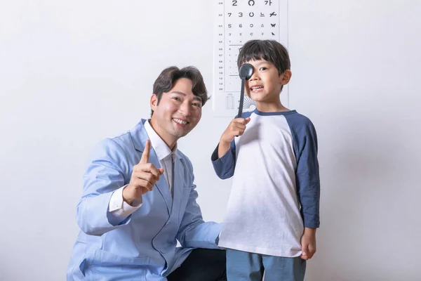 Coreano Asiático Criança Oftálmico Clinic Eyesight Teste — Fotografia de Stock