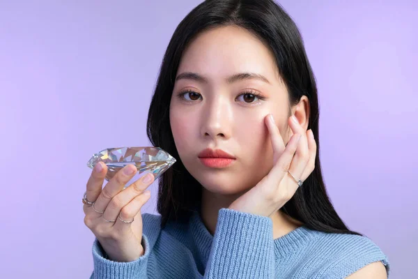 美丽的年轻的韩国亚洲女子肖像工作室照片在冬季皮肤美感和化妆品的概念 持有一颗宝石 — 图库照片