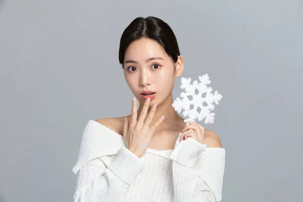 Güzel Genç Koreli Asyalı Kadın Portresi Stüdyo Fotoğrafı Kışın Cilt — Stok fotoğraf