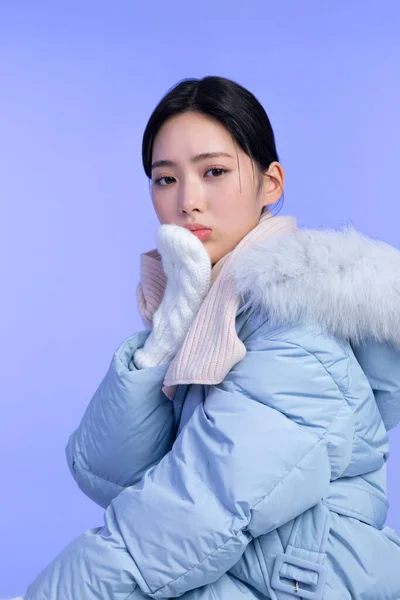 美しい若い韓国人女性のポートレートスタジオ写真で冬の肌の美しさと化粧品のコンセプト_Cold — ストック写真