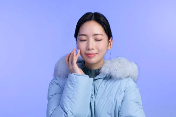 美丽的年轻的韩国亚洲女子肖像工作室照片在冬季皮肤美感和化妆品的概念 微笑与触摸的脸 — 图库照片