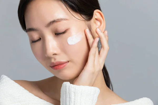 美しい韓国の若いアジアの女性の肖像画のスタジオの写真冬の肌の美しさと化粧品のコンセプト 栄養クリームを使用 — ストック写真