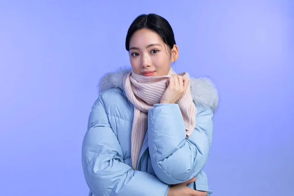 美丽的年轻的韩国亚洲女子肖像工作室照在冬季皮肤美感和化妆品的概念 用消声器挽住脖子 — 图库照片