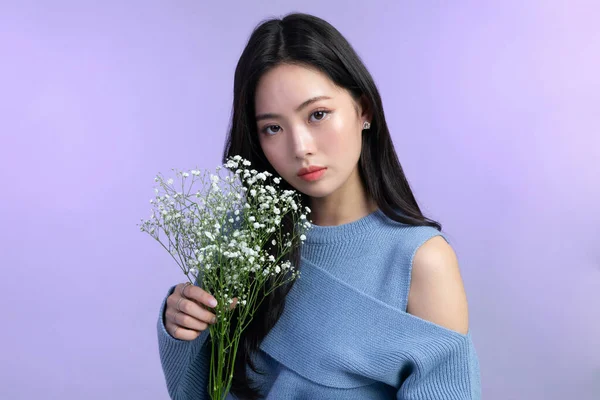 美丽的年轻的韩国亚洲女子肖像工作室照片在冬季皮肤美感和化妆品的概念 屏住海湾的呼吸 — 图库照片