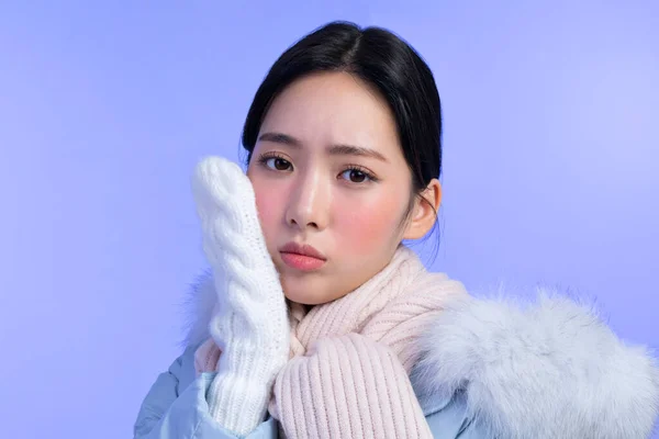 美しい若い韓国人女性のポートレートスタジオ写真で冬の肌の美しさと化粧品のコンセプト_Cold — ストック写真