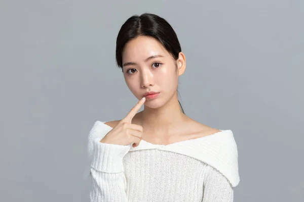美しい若い韓国の女性の肖像画のスタジオの写真冬の肌の美しさと化粧品のコンセプト — ストック写真