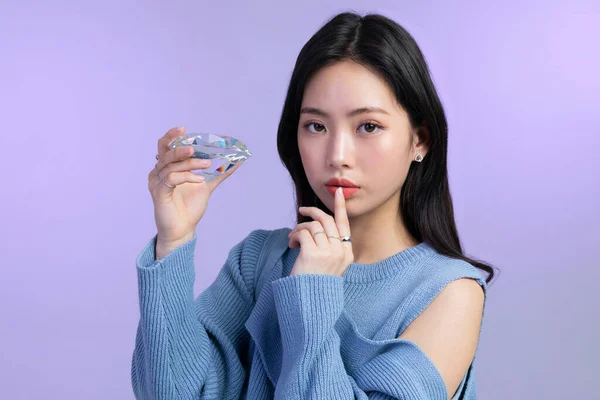 冬の肌の美しさと化粧品のコンセプトで美しい若い韓国人女性の肖像画スタジオの写真は 宝石を保持 — ストック写真