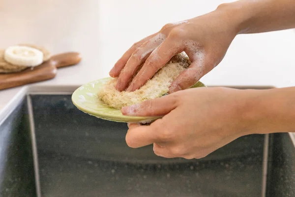 Οικολογικές Συνήθειες Χειρονομία Χέρι Πλύσιμο Των Πιάτων Ένα Οικολογικό Σφουγγάρι — Φωτογραφία Αρχείου