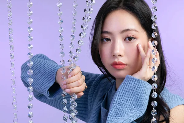 美丽的年轻的韩国亚洲女子肖像工作室照片在冬季皮肤美感和化妆品的概念 休息的脸和手的运动 — 图库照片