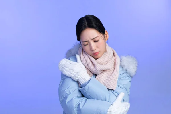 美丽的年轻的韩国亚洲女子肖像工作室照片在冬季皮肤美感和化妆品概念_ _寒冷 — 图库照片