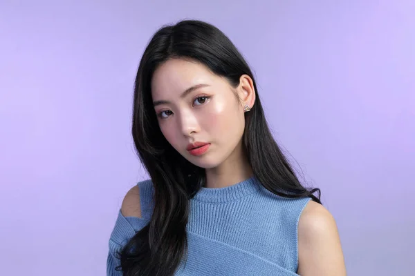 美丽的年轻的韩国亚洲女子肖像工作室照片 在冬季皮肤美感和化妆品的概念 休息的脸和向前看 — 图库照片
