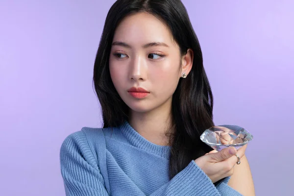 美丽的年轻的韩国亚洲女子肖像工作室照片在冬季皮肤美感和化妆品的概念 持有一颗宝石 — 图库照片