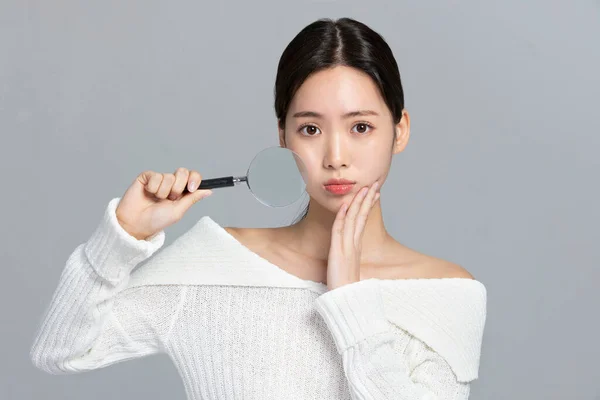美丽的年轻的韩国亚洲女子肖像工作室照片在冬季皮肤美感和化妆品概念 唇膏护理 — 图库照片