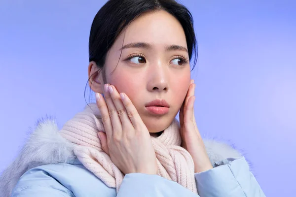 美丽的年轻的韩国亚洲女子肖像工作室照片在冬季皮肤美感和化妆品的概念 担心脸红 — 图库照片