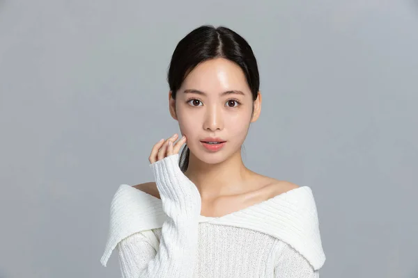 美しい韓国の若いアジアの女性の肖像画のスタジオの写真冬の肌の美しさと化粧品のコンセプト 手の動きで笑顔 — ストック写真