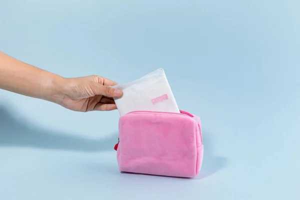 Kobiece Produkty Menstruacyjne Wyjmowanie Podpaski Higienicznej Torebki — Zdjęcie stockowe