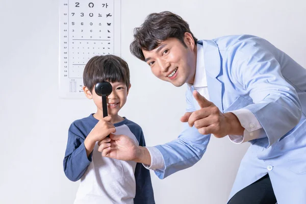 Coreano Asiático Niño Oftálmica Clinic Eyesight Prueba — Foto de Stock