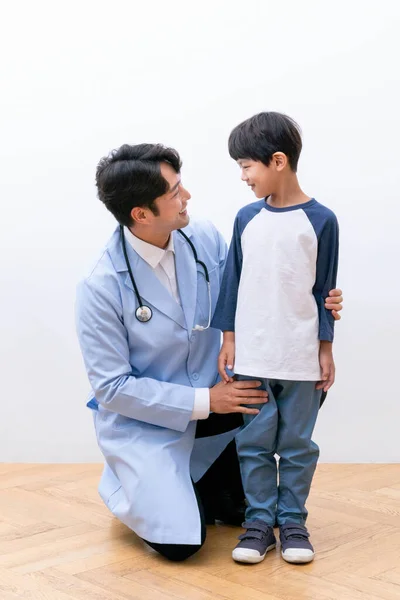 Aziatische Koreaanse Kinderen Artsen Tegenover Elkaar — Stockfoto