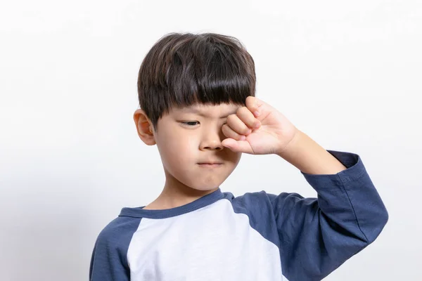 Ázsiai Koreai Gyerek Dörzsöli Szemét — Stock Fotó
