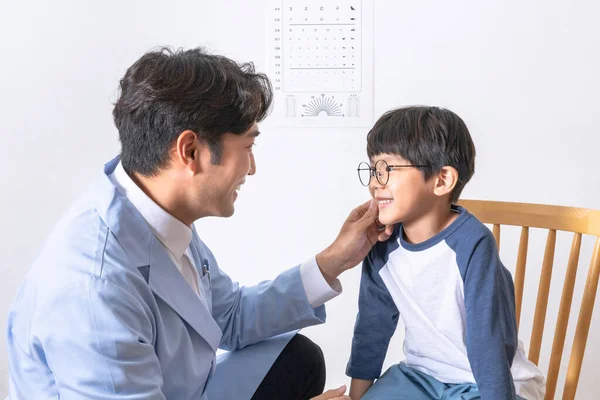 Κορεάτικο Ασιατικό Παιδί Οφθαλμολογική Κλινική Εξέταση Όρασης — Φωτογραφία Αρχείου