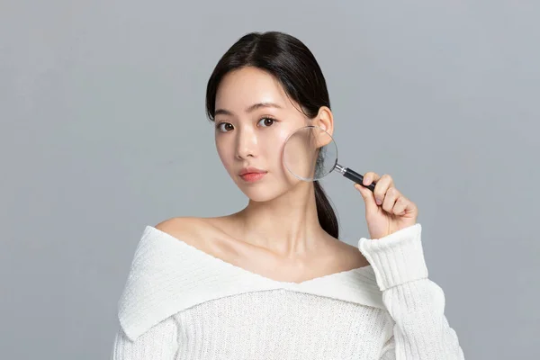美丽的年轻的韩国亚洲女子肖像工作室照片在冬季皮肤美感和化妆品的概念 担心皮肤 — 图库照片
