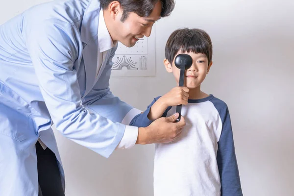 Koreaans Aziatisch Kind Oogheelkundige Kliniek Gezichtstest — Stockfoto