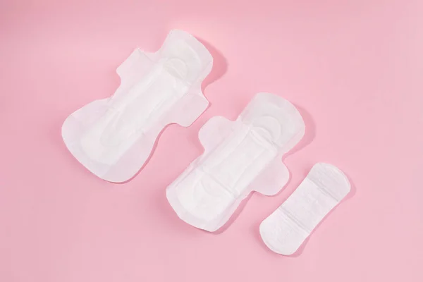 Mulher Produtos Menstruais Comparar Tamanho Almofada Sanitária — Fotografia de Stock