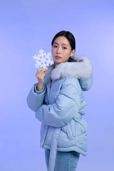 한국의 아름다운 아시아 초상화 스튜디오 피부의아름다움 화장품 재킷을 눈송이를 — 스톡 사진