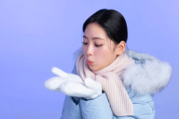 美しい若い韓国人女性の肖像画スタジオの写真冬の肌の美しさと化粧品のコンセプト — ストック写真